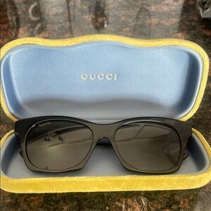 Gucci Black Sunglasses with Rectangular Shape and Dark Lenses